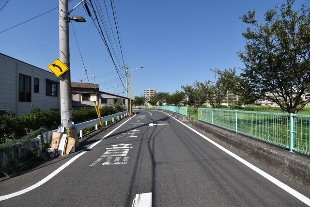 【前面道路含む現地写真】 | 墨田区立花6丁目　新築戸建 | 解放感ある角地！目の前には緑が広がりスカイツリーも望める４LDK+P！延べ床面積97.2㎡、主寝室は9帖超えです。外壁には18ｍｍのサイディングを採用！