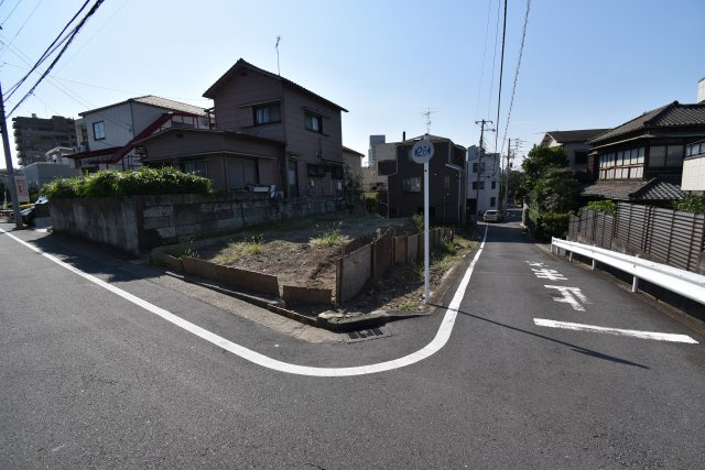 【前面道路含む現地写真】 | 墨田区立花6丁目　新築戸建 | 解放感ある角地！目の前には緑が広がりスカイツリーも望める４LDK+P！延べ床面積97.2㎡、主寝室は9帖超えです。外壁には18ｍｍのサイディングを採用！
