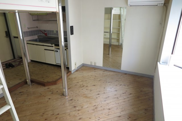 フィメール・アベニューの居間・リビング