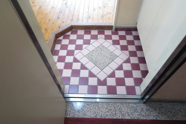 フィメール・アベニューの玄関