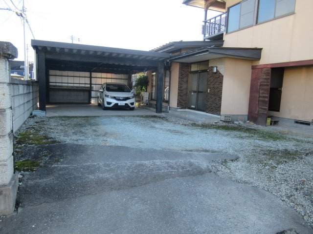 山辺2979-9貸家の駐車場