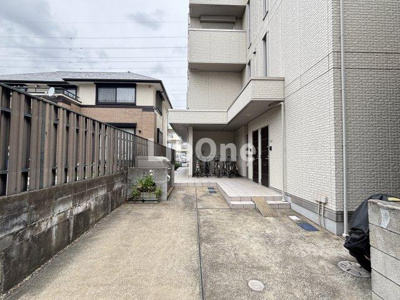 【エントランス】 | ウェルストン | 駐輪場