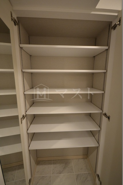 グランカーサ難波元町の収納
