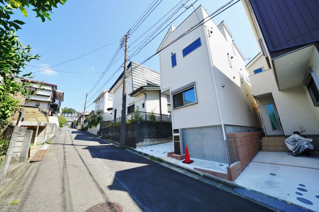 ロフト・スカイバルコニー付！保土ケ谷区新井町　全２棟新築戸建ての前面道路含む現地写真|前面道路は北側約5メートルの公道です。