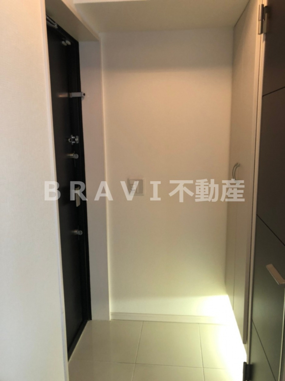 GALLERY谷町（ギャレリー谷町）　BRAVI不動産の玄関|【GALLERY谷町】収納もある玄関です