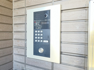 【エントランス】 | 防犯対策に有効なオートロック付きのエントランスです！一人暮らしの方も安心ですね♪