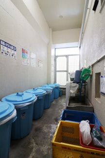 【外観】 | 1階部分ゴミ置き場。管理体制良好！