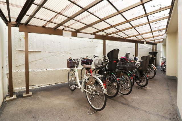 【外観】 | 目黒太陽マンション 5F | 屋根付き駐輪場、空き有りです。バイク置き場も空きございます。