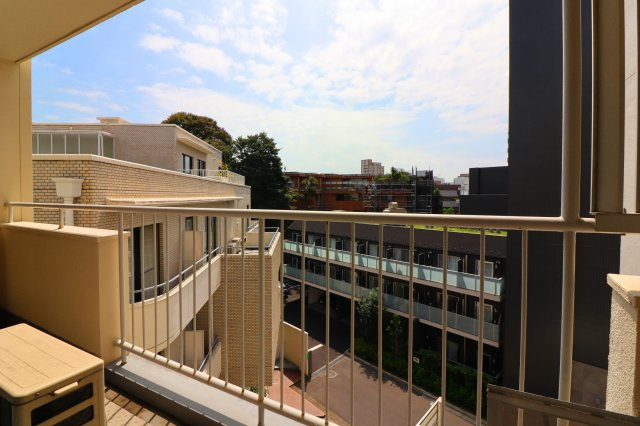 【外観】 | 目黒太陽マンション 5F | 南側眺望写真です。大通りから1番離れた住戸の為、閑静な部屋位置！