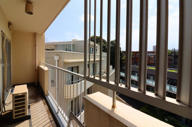 【外観】 | 目黒太陽マンション 5F | 南側バルコニー。大通りから1番離れた住戸の為、閑静な部屋位置！