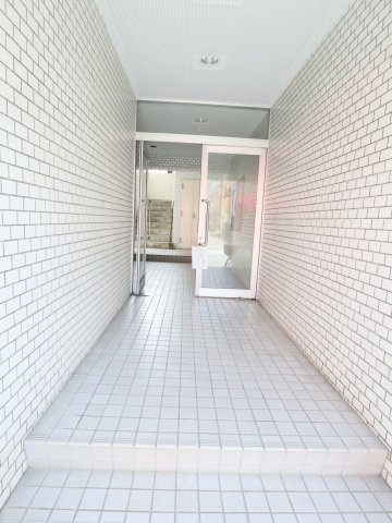 ドミール八坂のエントランス