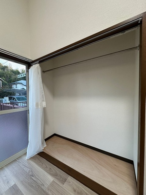 【収納】 | サンワハイツ | 洋室6帖のお部屋にはオープンクローゼット付き！かさばりやすいコートなどもハンガー掛けができてすっきり片付きます♪