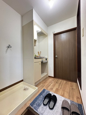 【玄関】 | サンワハイツ | 玄関から室内への景観です！キッチンの奥に洋室6帖のお部屋があります♪