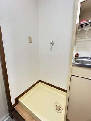 【設備】 | サンワハイツ | キッチン横にある室内洗濯機置き場です♪防水パンが付いているので万が一の漏水にも安心です！