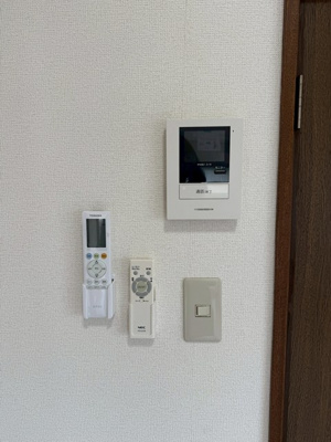 【バルコニー】 | サンワハイツ | ウッドデッキは南東向きなので、晴れた日のお洗濯物は朝からよく乾きそう☆広々としたウッドデッキでゆったり過ごせちゃいます♪