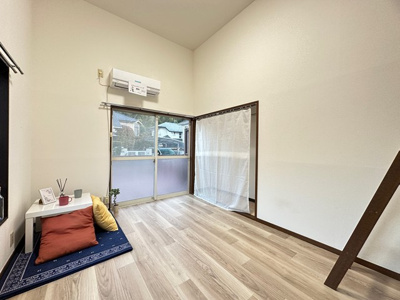 【洋室】 | サンワハイツ | 南東向き洋室6帖☆ウッドデッキに繋がる角部屋二面採光のお部屋です！エアコン付きで1年中快適に過ごせますね☆オープンクローゼットも完備しています◎