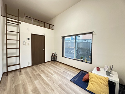 【寝室】 | サンワハイツ | 南東向き洋室6帖☆ロフトスペースがあります♪荷物をたっぷり収納できてお部屋がすっきり片付きます☆