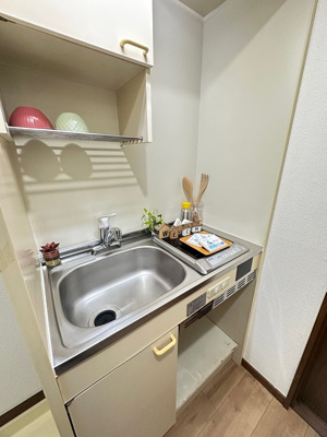 【キッチン】 | サンワハイツ | 一人暮らしには欠かせないキッチンがあります♪場所を取るお鍋やお皿もすっきり収納できます♪