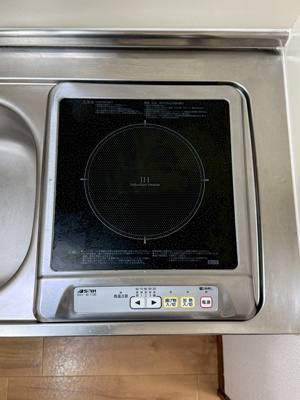 【キッチン】 | サンワハイツ | キッチンは1口IHクッキングヒーター♪IHは火を使わないので安心なうえ、お掃除もラクラク♪自炊生活で楽しく健康に！