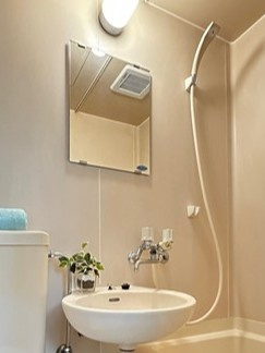 【洗面所】 | サンワハイツ | バスルームにある洗面台です！鏡の前で身支度ばっちりできちゃいます◎