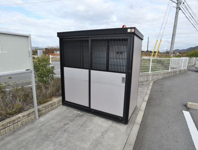 ハウスアイＣのその他共用部分|敷地内ゴミ箱で忙しい朝も安心！