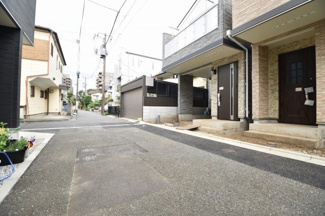 【前面道路含む現地写真】 | 南側道路に面し、日当たり良好なお住まい！