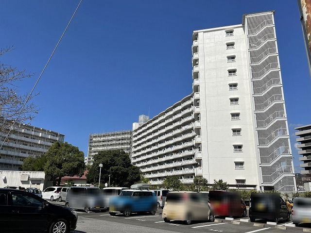 鏡川コーポA棟の駐車場