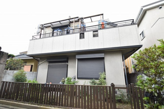 【外観】 | 物件正面反対側からのショットです。両面道路の開放感を是非ともご体感下さい。