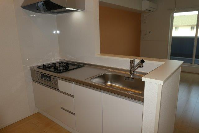 ダイヤモンド・ノアＢのキッチン|３口ガスコンロ付きシステムキッチン