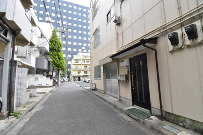 【前面道路含む現地写真】 | 新宿区水道町　売地 | 北側約3.3ｍ私道