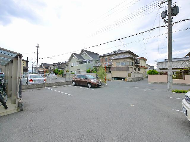 シャーメゾン富堂の駐車場|車をお持ちの方に嬉しい駐車場付きの物件です