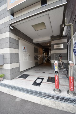 ファイブスター九条のエントランス