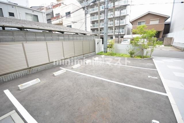 セオリー大阪リバークロスの駐車場