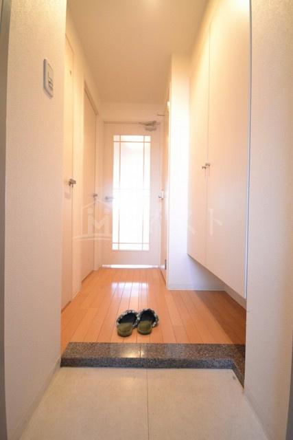 アリスマナーガーデン新町の玄関