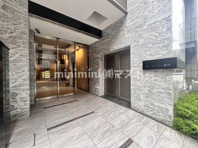 ル・マージュ新町のエントランス