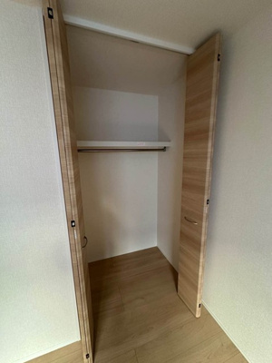 【収納】 | クレモンテ茅ヶ崎南 | 洋室6.1帖のお部屋にあるクローゼットです♪大切なお洋服もしわにならないようにハンガーがけができます☆