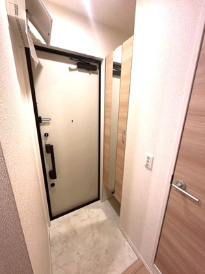 【玄関】 | クレモンテ茅ヶ崎南 | 玄関には全身ミラー付きでお出かけの時の身だしなみ確認もばっちり！