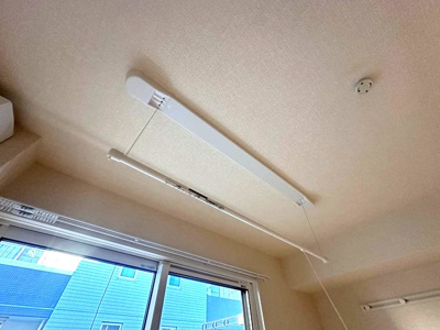 【設備】 | クレモンテ茅ヶ崎南 | 洋室6.1帖のお部屋にある室内物干しです！雨の日やお出掛け時の室内干しにとても便利☆花粉や梅雨の時期に重宝しますね♪