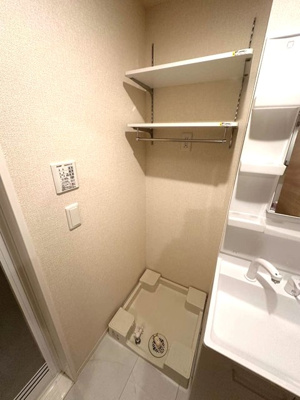【設備】 | クレモンテ茅ヶ崎南 | 洗面所内、洗髪洗面化粧台横にある室内洗濯機置き場です♪防水パンが付いているので万が一の漏水にも安心です！上部には便利な収納棚付き♪
