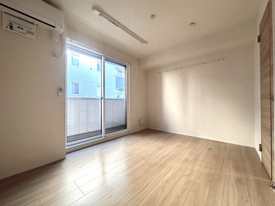 【洋室】 | クレモンテ茅ヶ崎南 | 洋室6.1帖☆バルコニーに繋がる角部屋二面採光のお部屋です！エアコン付きで1年中快適に過ごせますね☆