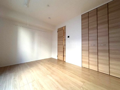【寝室】 | クレモンテ茅ヶ崎南 | 洋室6.1帖☆クローゼットのあるお部屋です！壁にはピクチャーレールがあり、絵や写真が飾れます☆