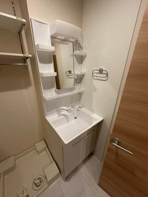 【洗面所】 | クレモンテ茅ヶ崎南 | 洗髪洗面化粧台で忙しい朝にも寝癖の付いた頭にも優しい☆お化粧するときにも大活躍です♪