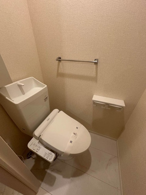 【トイレ】 | クレモンテ茅ヶ崎南 | トイレは温水洗浄便座付き♪人気のバストイレ別です♪小物を置ける便利な棚やタオルハンガーも付いています！