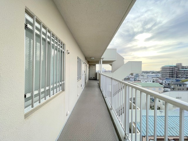 モアステージ水元公園のその他共用部分|玄関前の廊下です。
