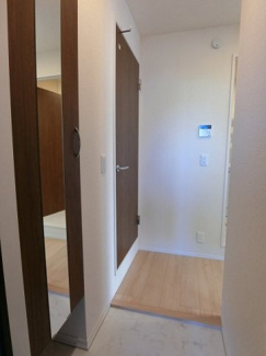 【展望】 | 玄関から室内への景観です！右手にキッチン、洋室6.1帖のお部屋があります♪玄関には全身ミラー付きでお出かけの時の身だしなみ確認もばっちり！