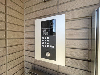 【エントランス】 | 防犯対策に有効なオートロック付きのエントランスです！一人暮らしの方も安心ですね♪