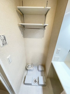 【展望】 | ※参考写真※洗面所内、シャンプードレッサー横にある室内洗濯機置き場です♪室内に置けるので洗濯機が傷みにくい☆
