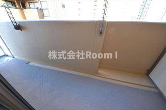 【バルコニー】 | ディナスティ堺筋本町 | 外からの目が気にならないバルコニーで洗濯物が干せます