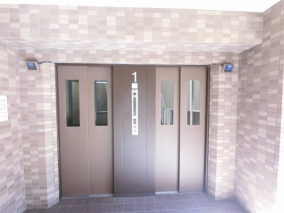 【その他共用部分】 | 上大岡ガーデニア弐番館 | お買い物時やベビーカーの出し入れに便利なエレベーター付です。