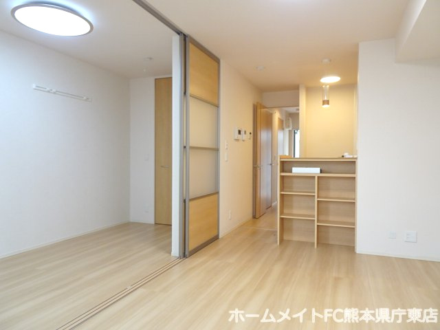 熊本市東区花立５丁目のアパートの居間・リビング